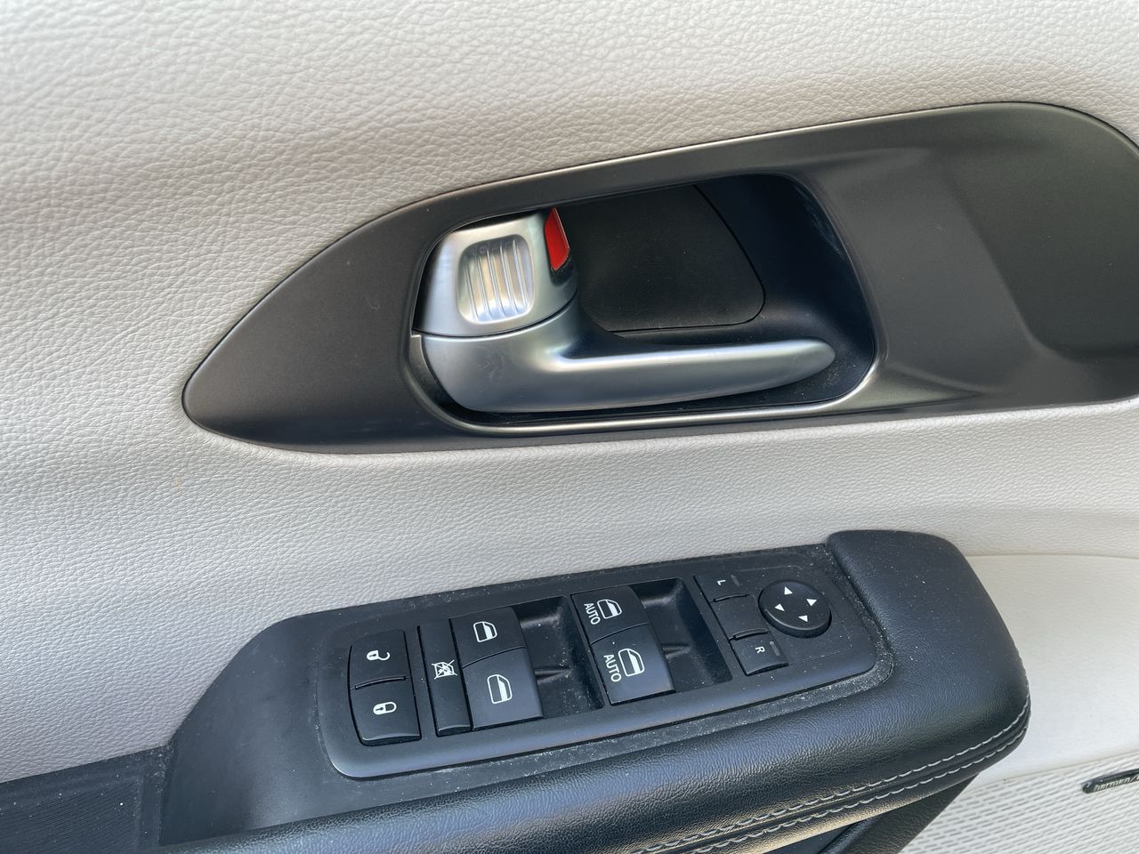 2018 Chrysler Pacifica Hybrid Limited - P21595 Mobile Image 12