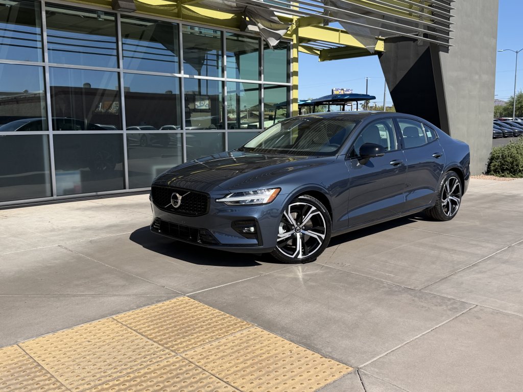 2025 Volvo S60 B5 Plus Dark's photo