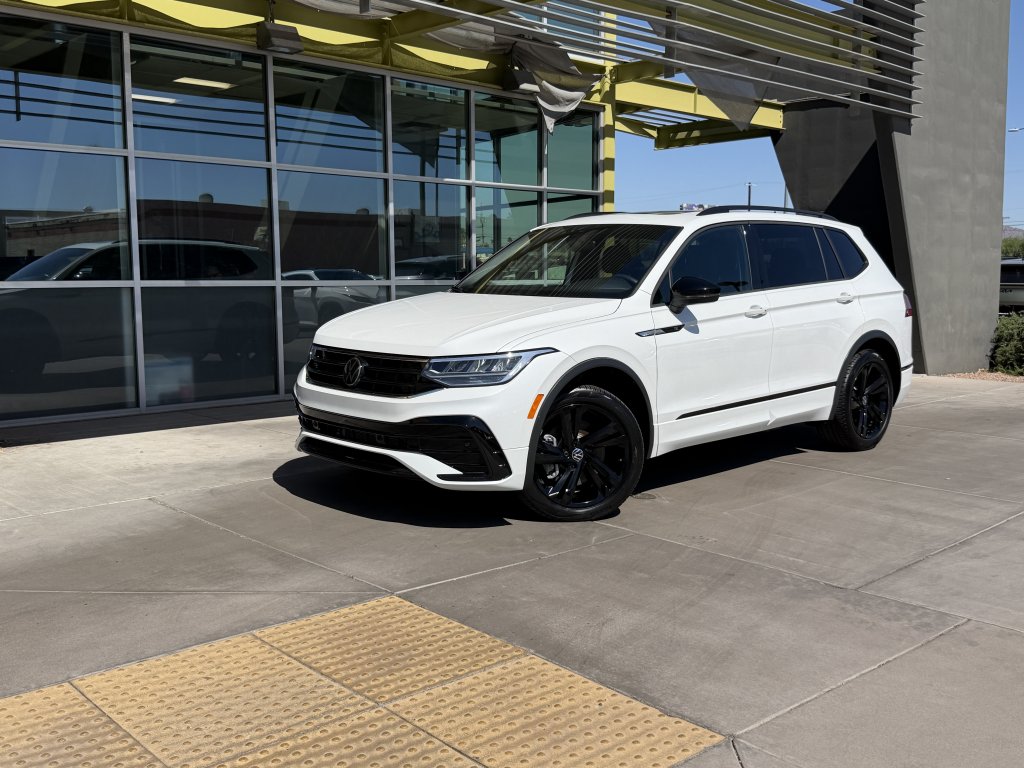 2024 Volkswagen Tiguan 2.0T SE R-Line Black's photo
