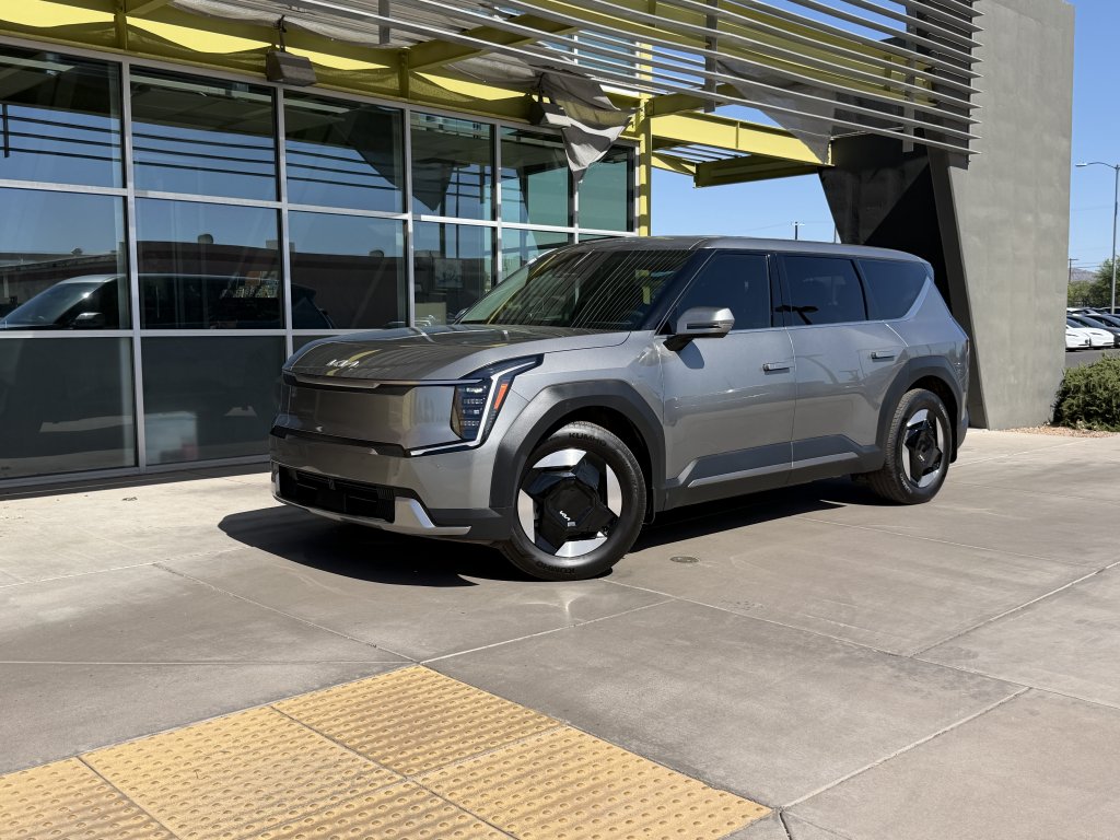 2024 Kia EV9 Light L/R's photo