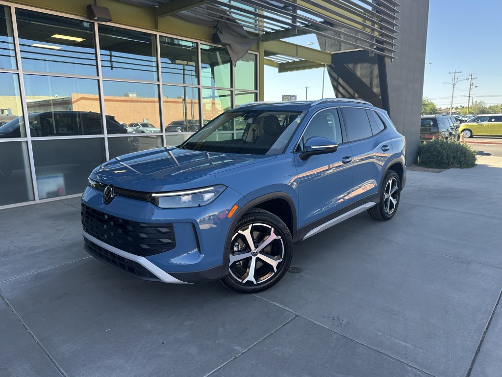 2025 Volkswagen Tiguan 2.0T SE 4Motion's photo