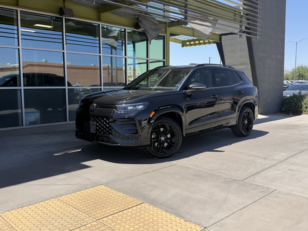 2025 Volkswagen Tiguan 2.0T SE R-Line Black 4Motion's photo