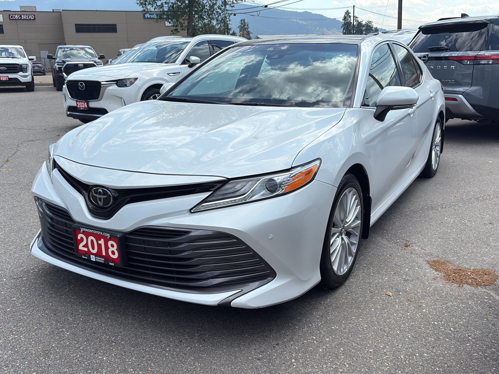 Platinum White Pearl 2018 Toyota Camry Sedan Front-Wheel Drive Automatic