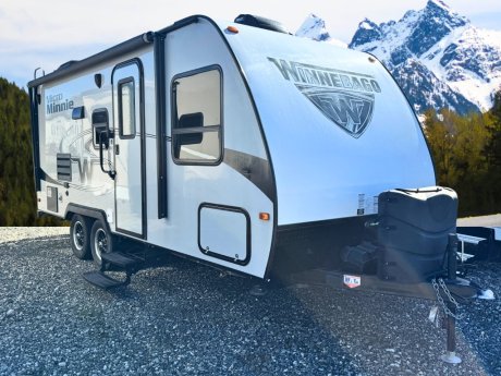 2018 Winnebago Micro Minnie 2106DS  Travel Trailer