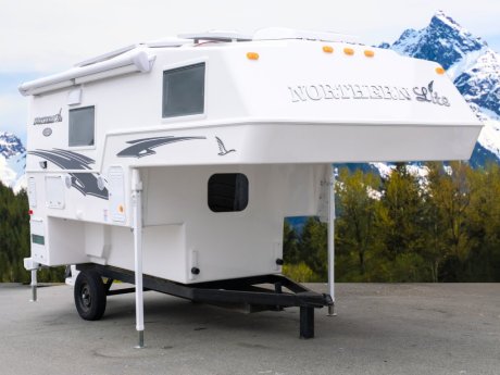 2025 Northern Lite 8-11 EX WET BATH LE   Truck Camper