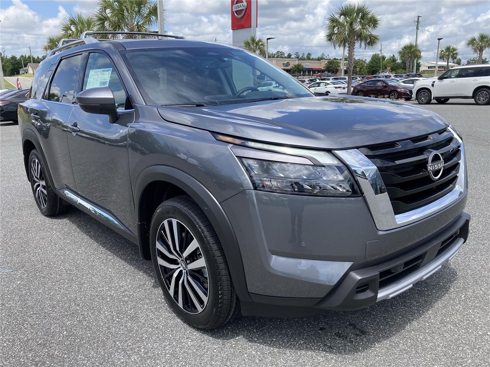 2025 Nissan Pathfinder Platinum photo 2