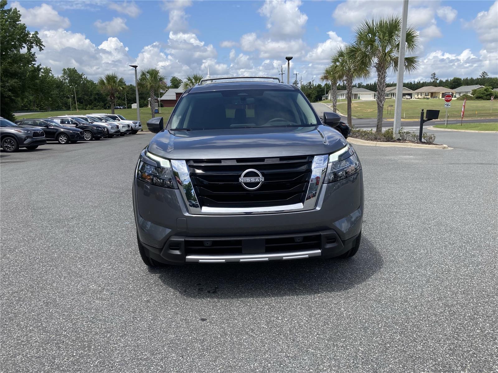 2025 Nissan Pathfinder Platinum photo 3