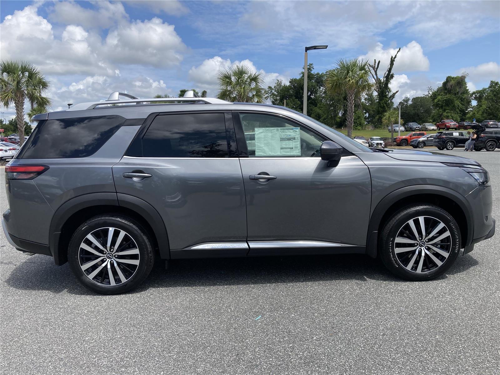 2025 Nissan Pathfinder Platinum photo 4
