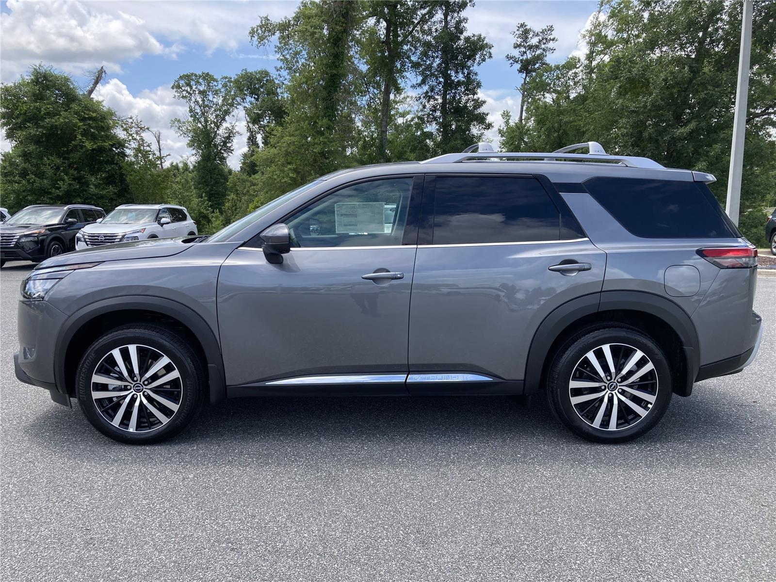 2025 Nissan Pathfinder Platinum photo 8