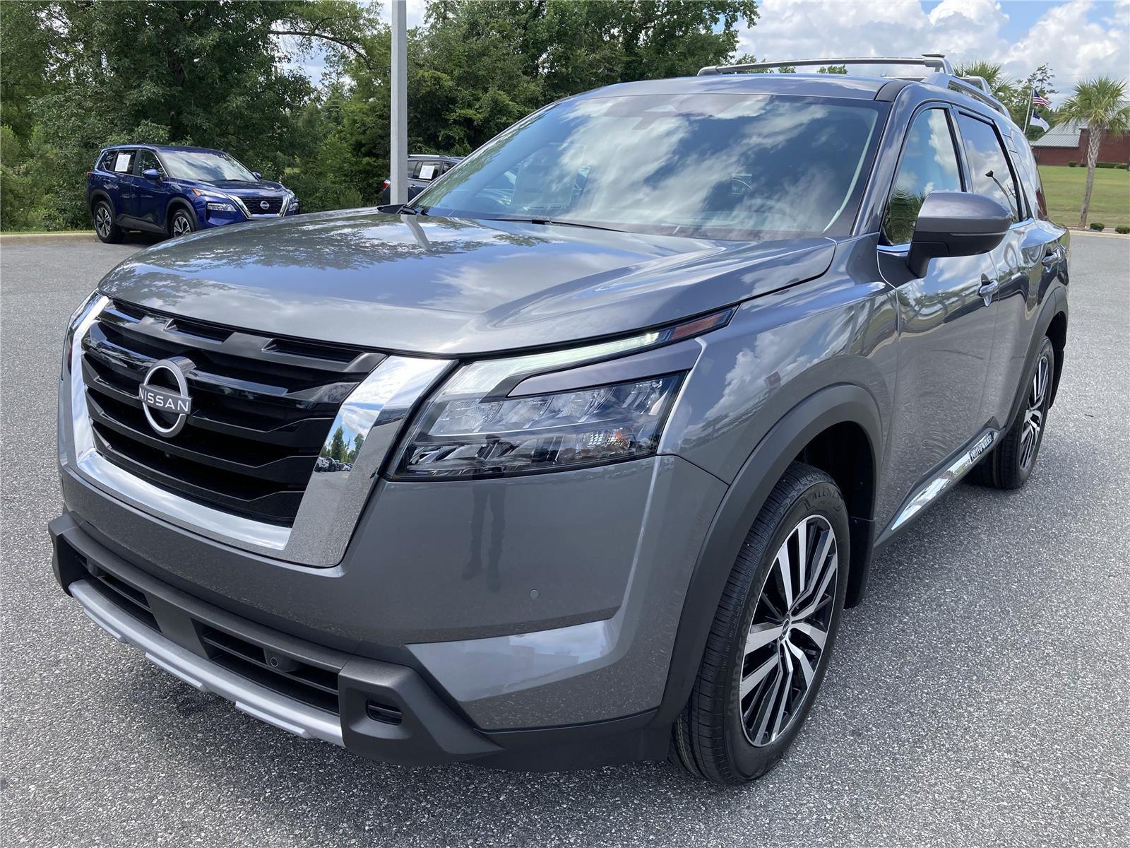 2025 Nissan Pathfinder Platinum photo 9