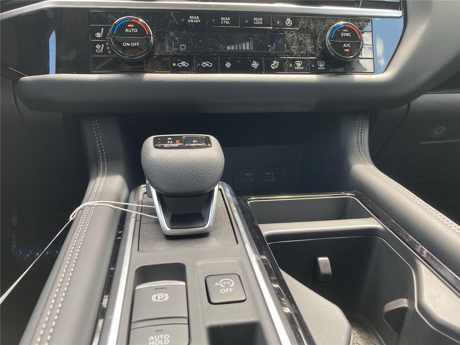 2025 Nissan Pathfinder Platinum photo 18