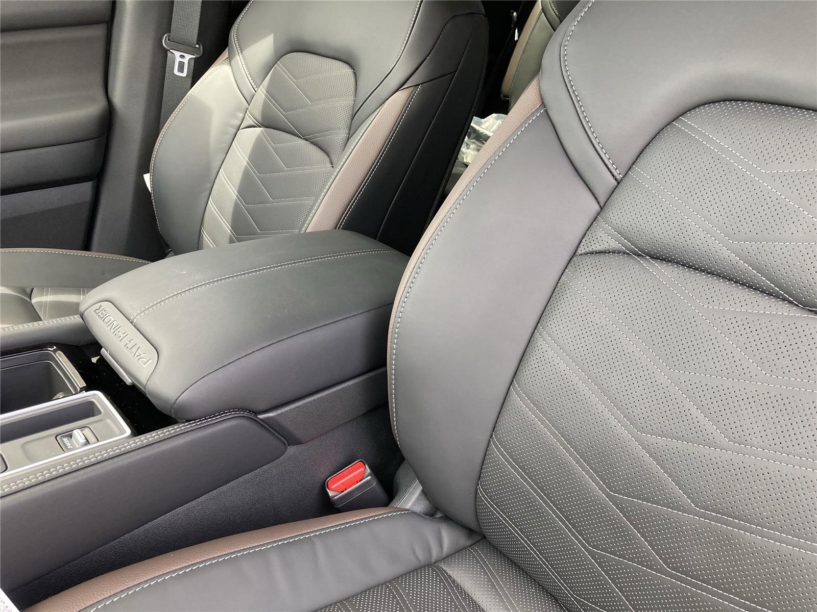 2025 Nissan Pathfinder Platinum photo 31