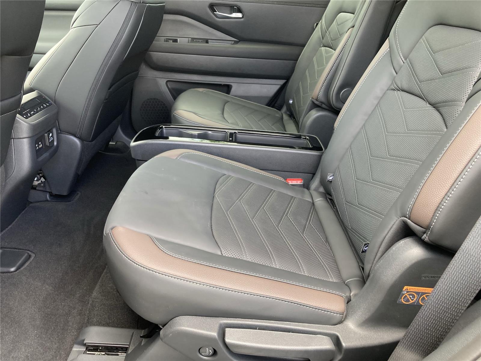 2025 Nissan Pathfinder Platinum photo 36
