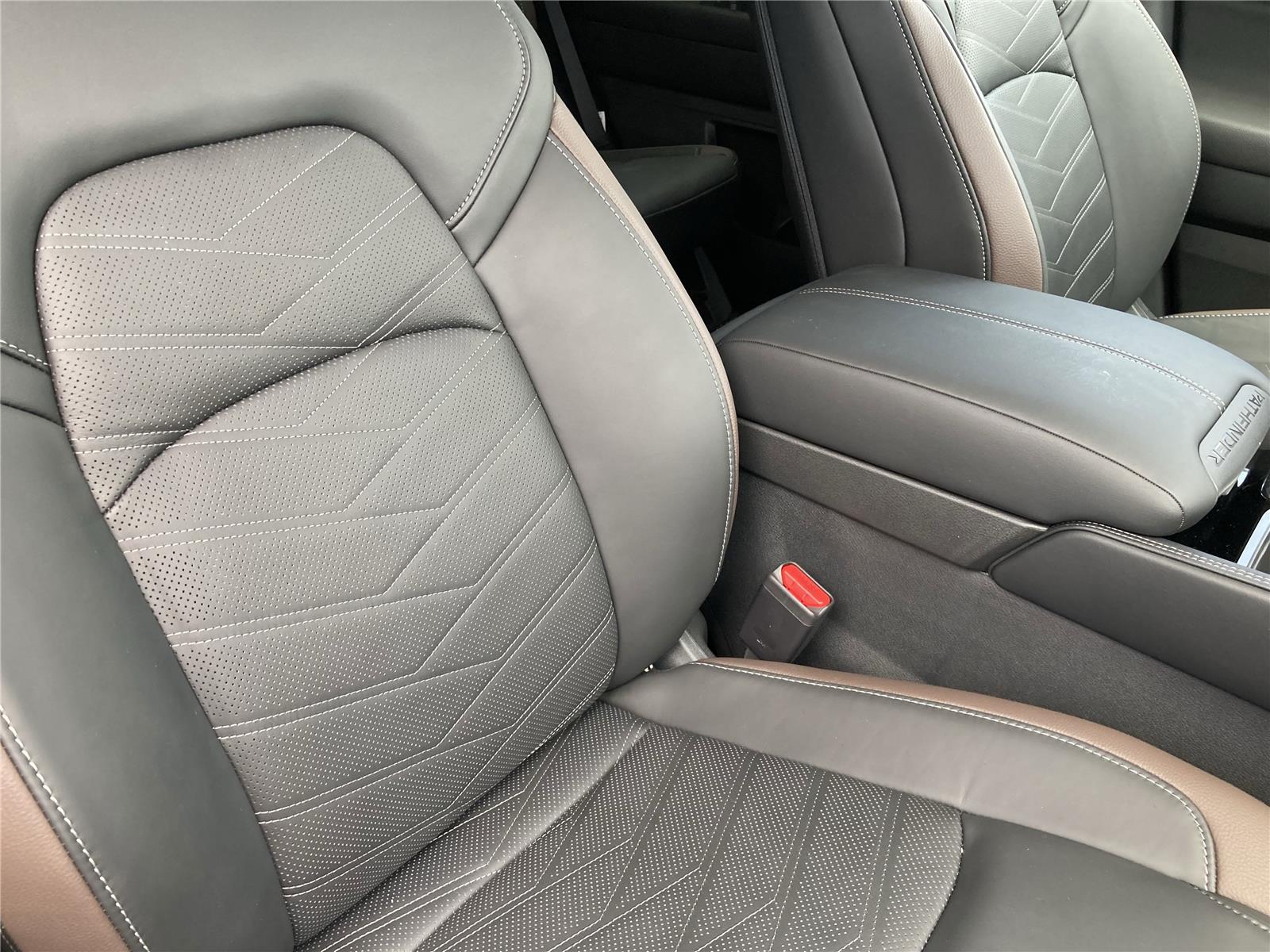 2025 Nissan Pathfinder Platinum photo 39