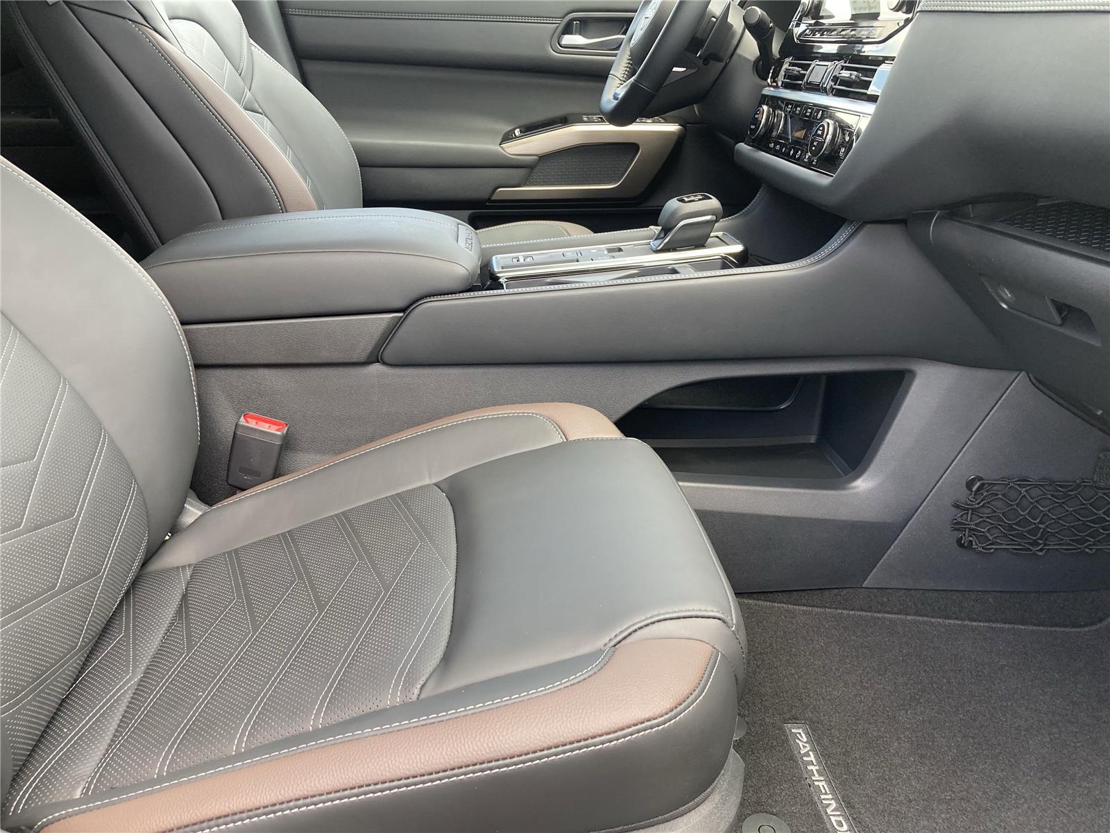 2025 Nissan Pathfinder Platinum photo 40