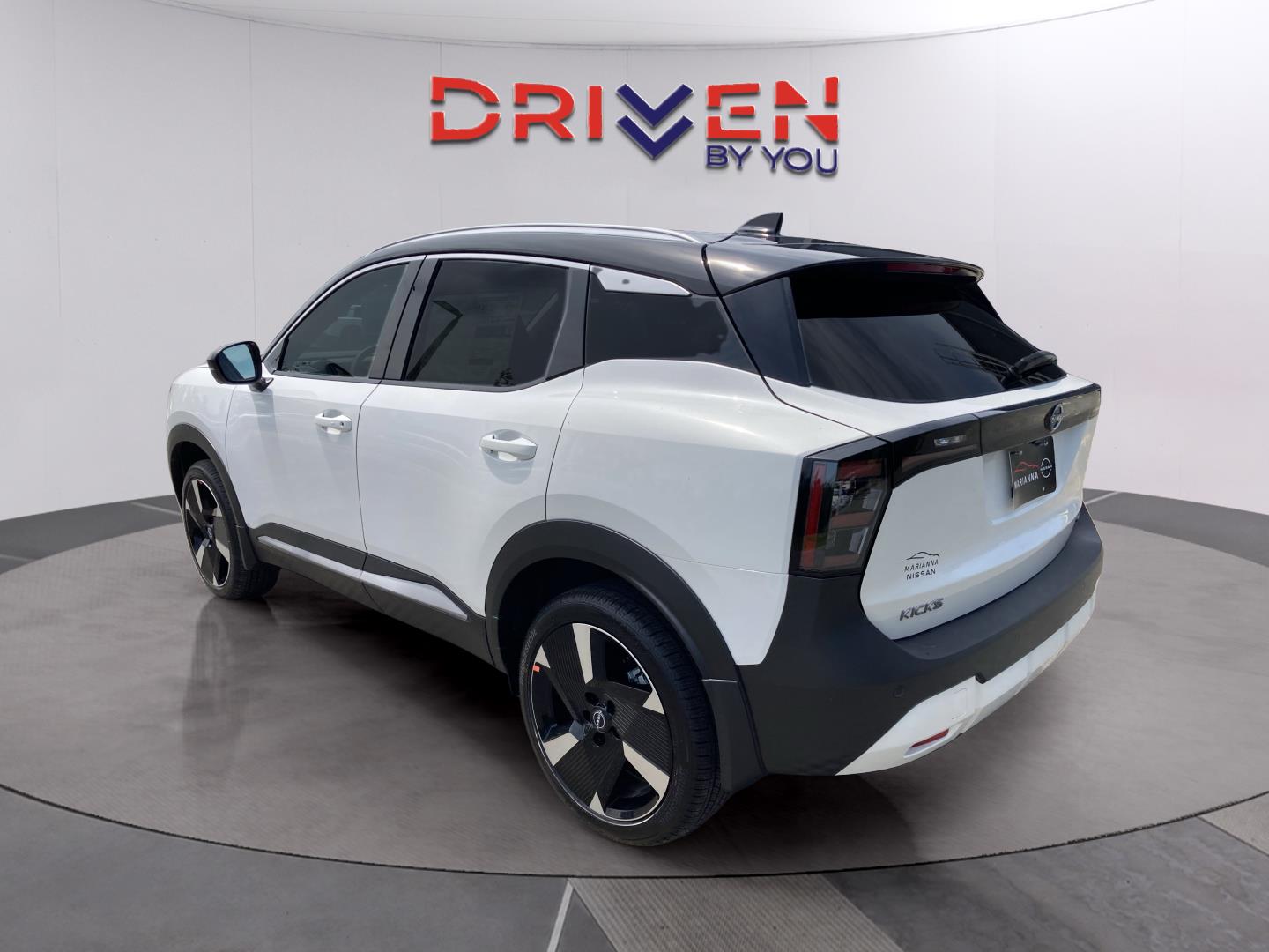 2025 Nissan Kicks SR photo 2