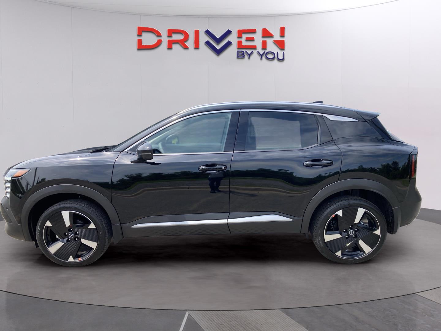 2025 Nissan Kicks SR photo 2