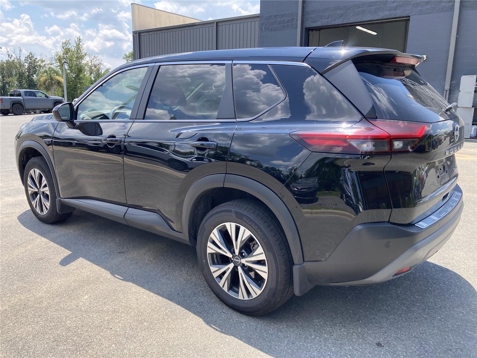 2023 Nissan Rogue SV photo 2