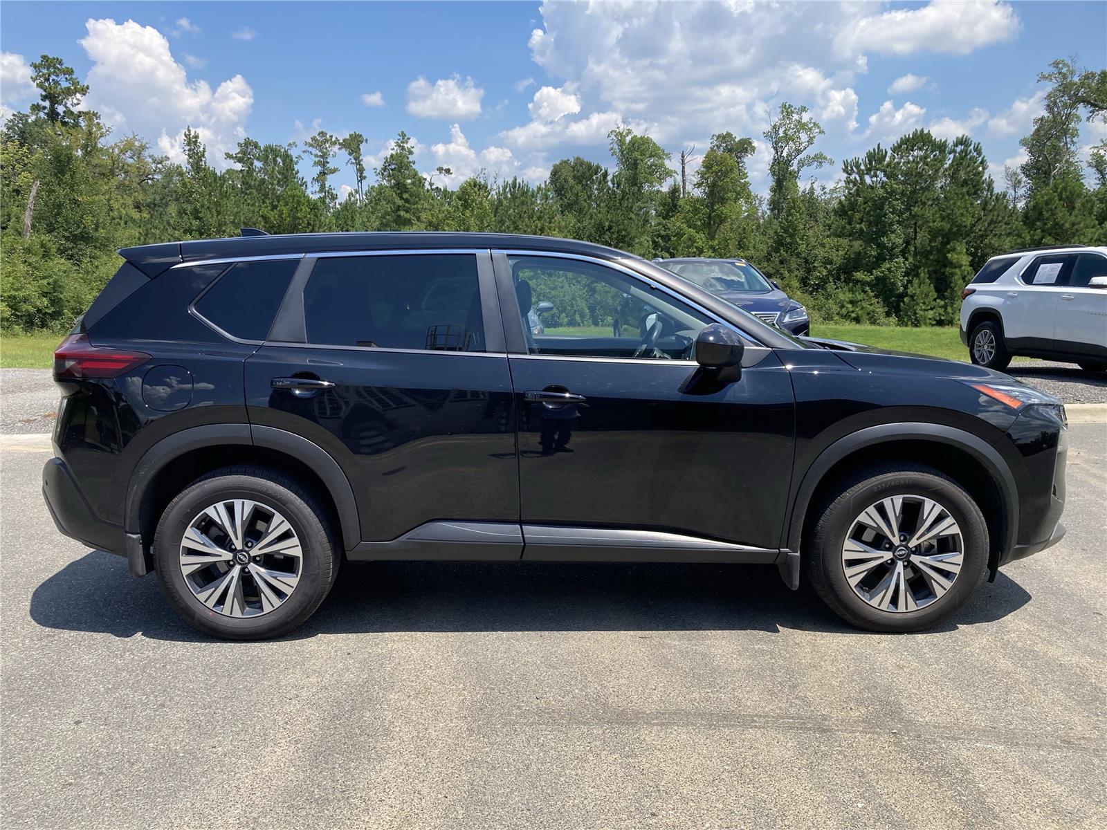 2023 Nissan Rogue SV photo 5