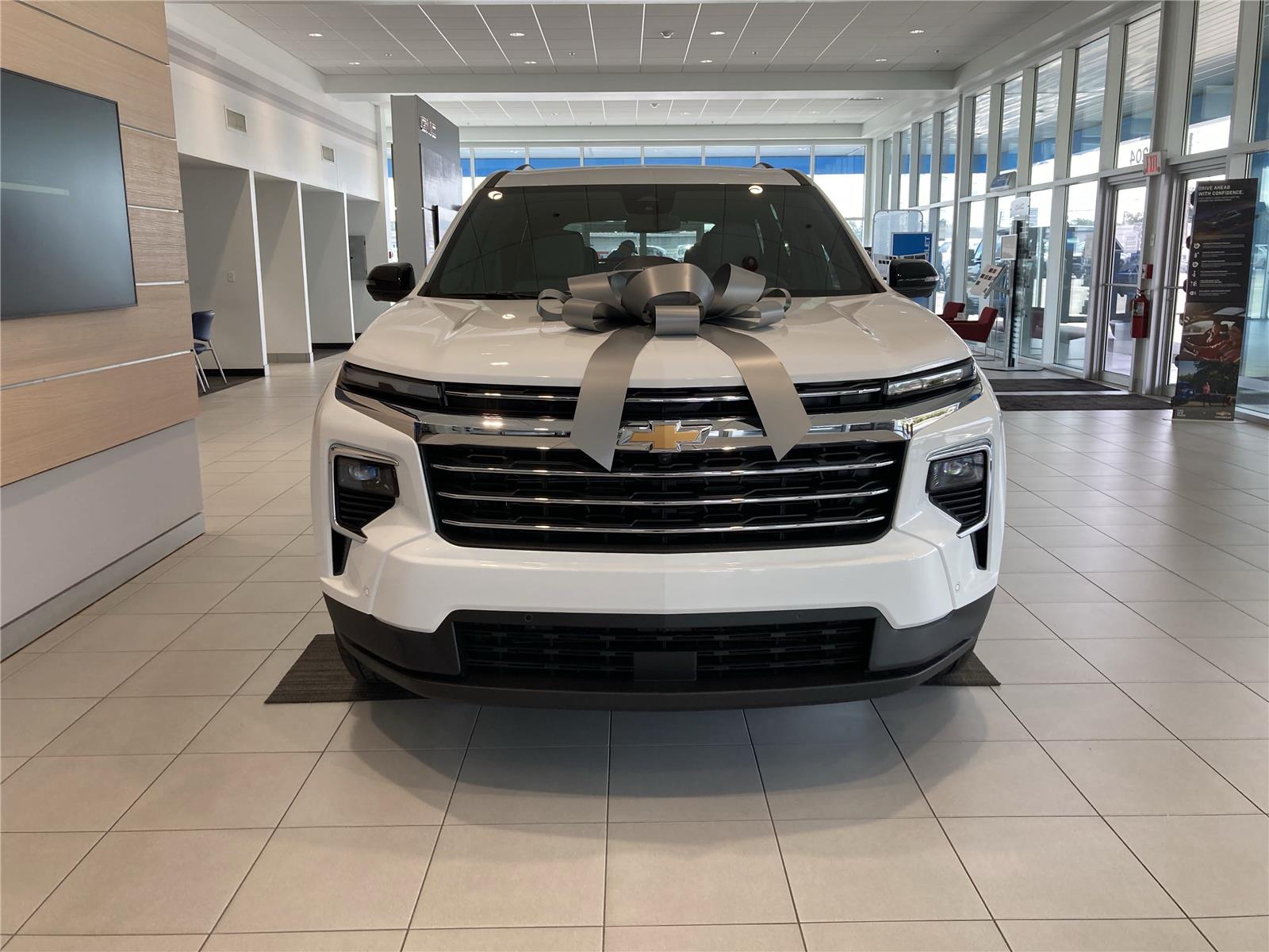 2025 Chevrolet Traverse photo 2