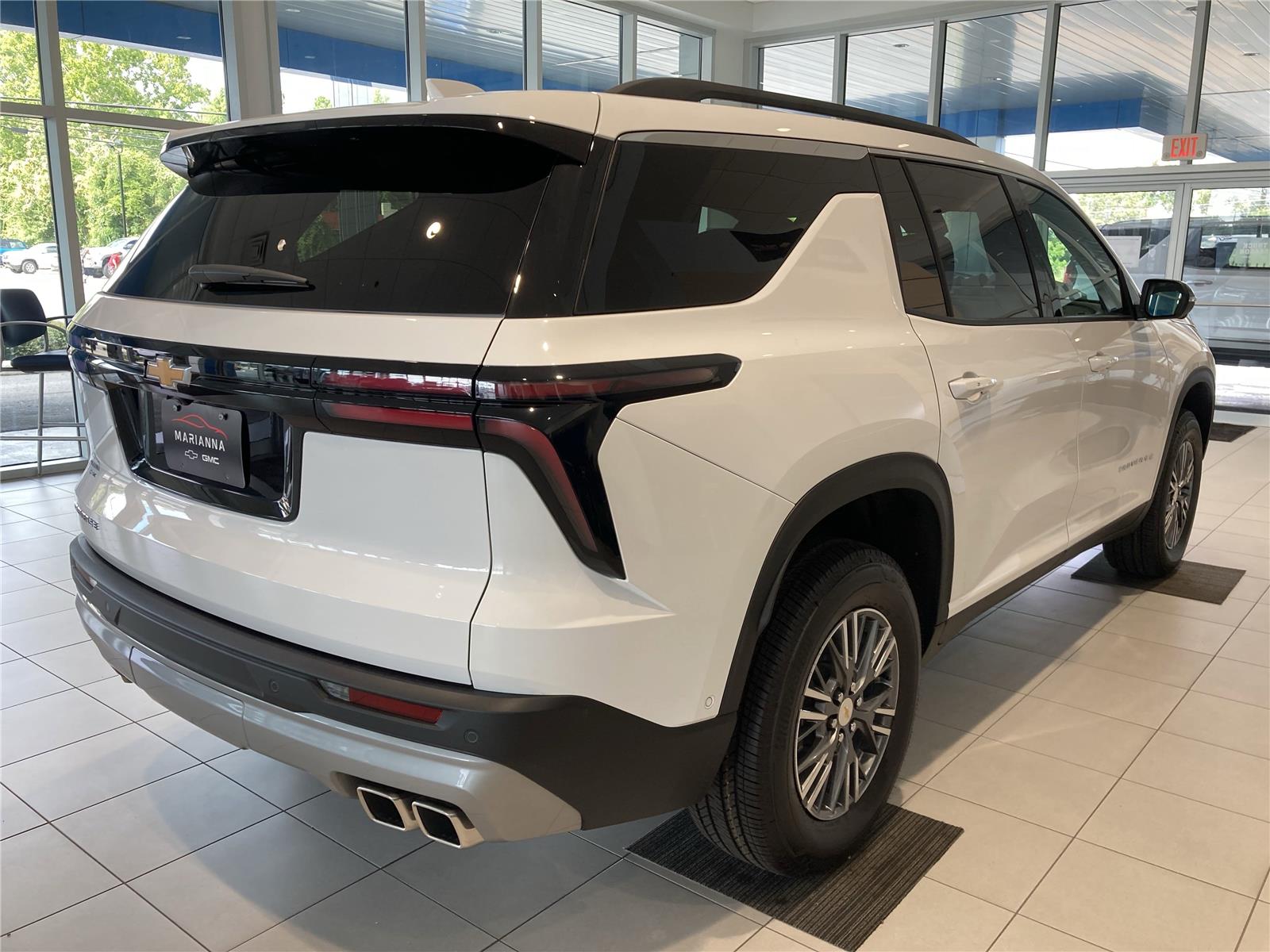 2025 Chevrolet Traverse photo 3