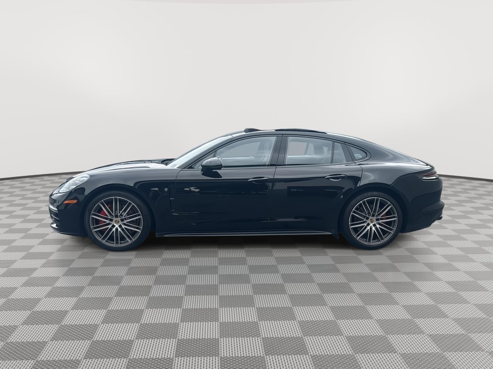 2019 Porsche Panamera GTS photo 2