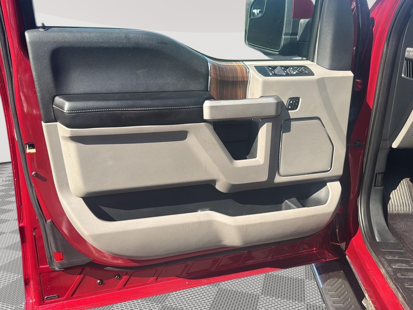 2017 Ford F-150 Lariat photo 9