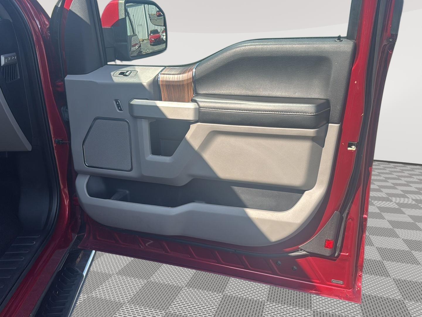2017 Ford F-150 Lariat photo 17
