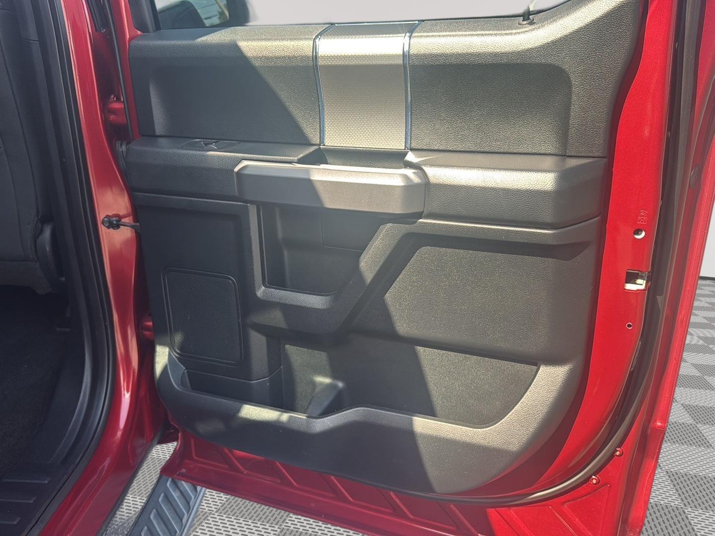 2015 Ford F-150 XLT photo 32
