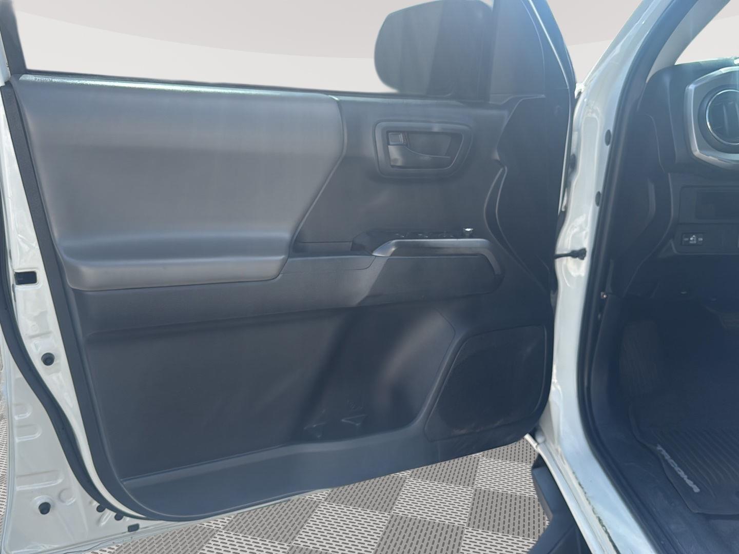 2016 Toyota Tacoma SR5 photo 8