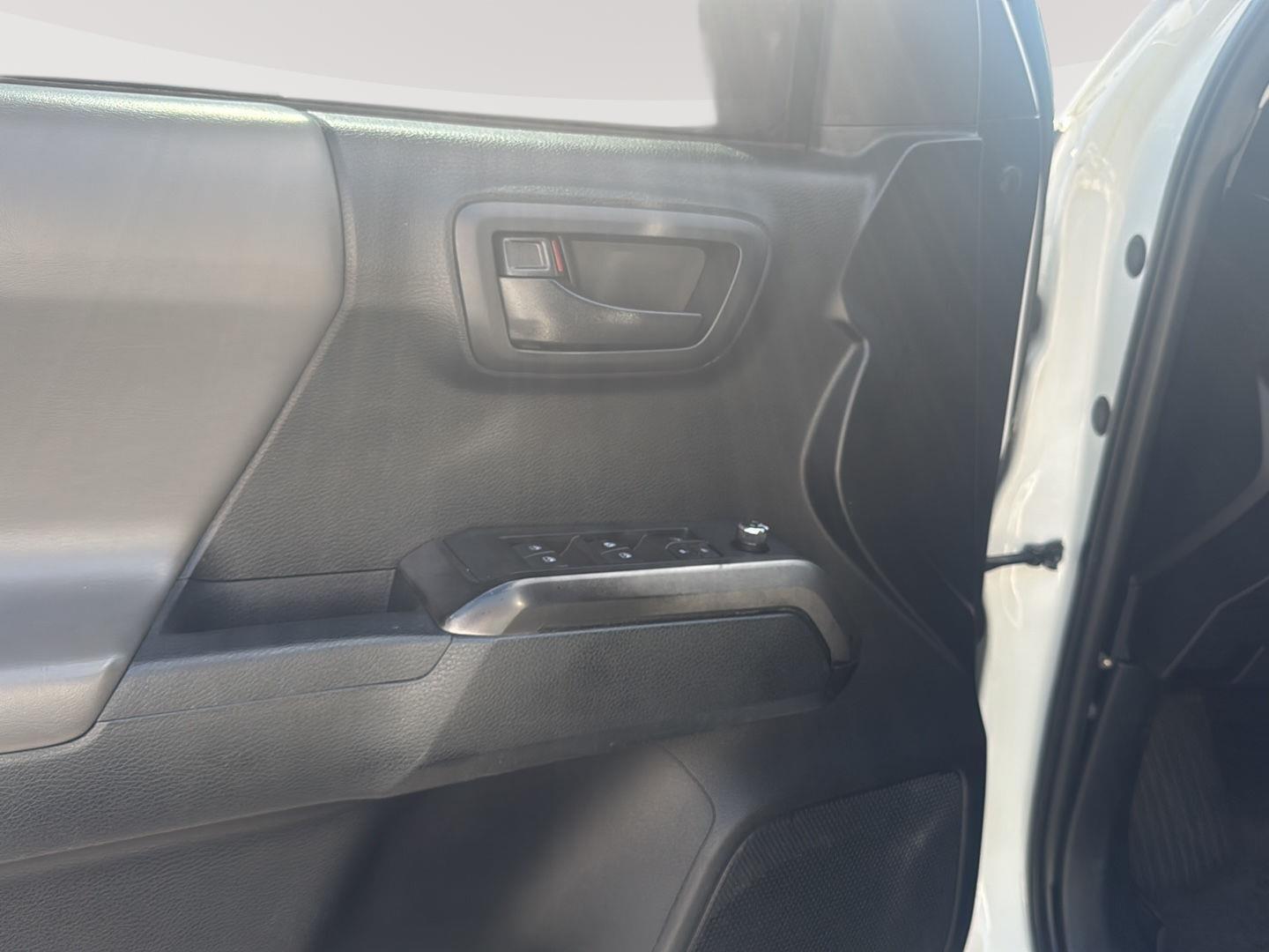 2016 Toyota Tacoma SR5 photo 9