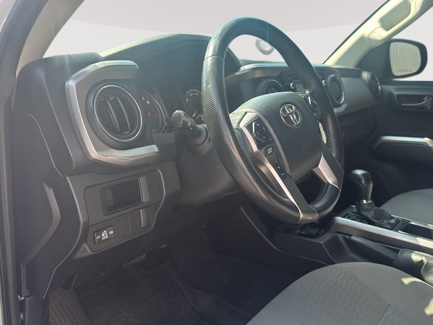 2016 Toyota Tacoma SR5 photo 10