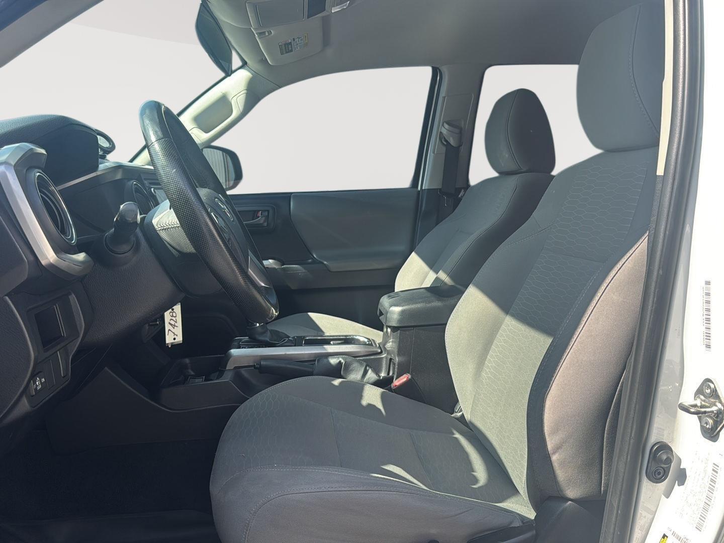 2016 Toyota Tacoma SR5 photo 12