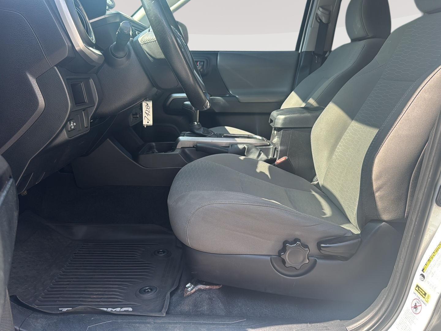 2016 Toyota Tacoma SR5 photo 13