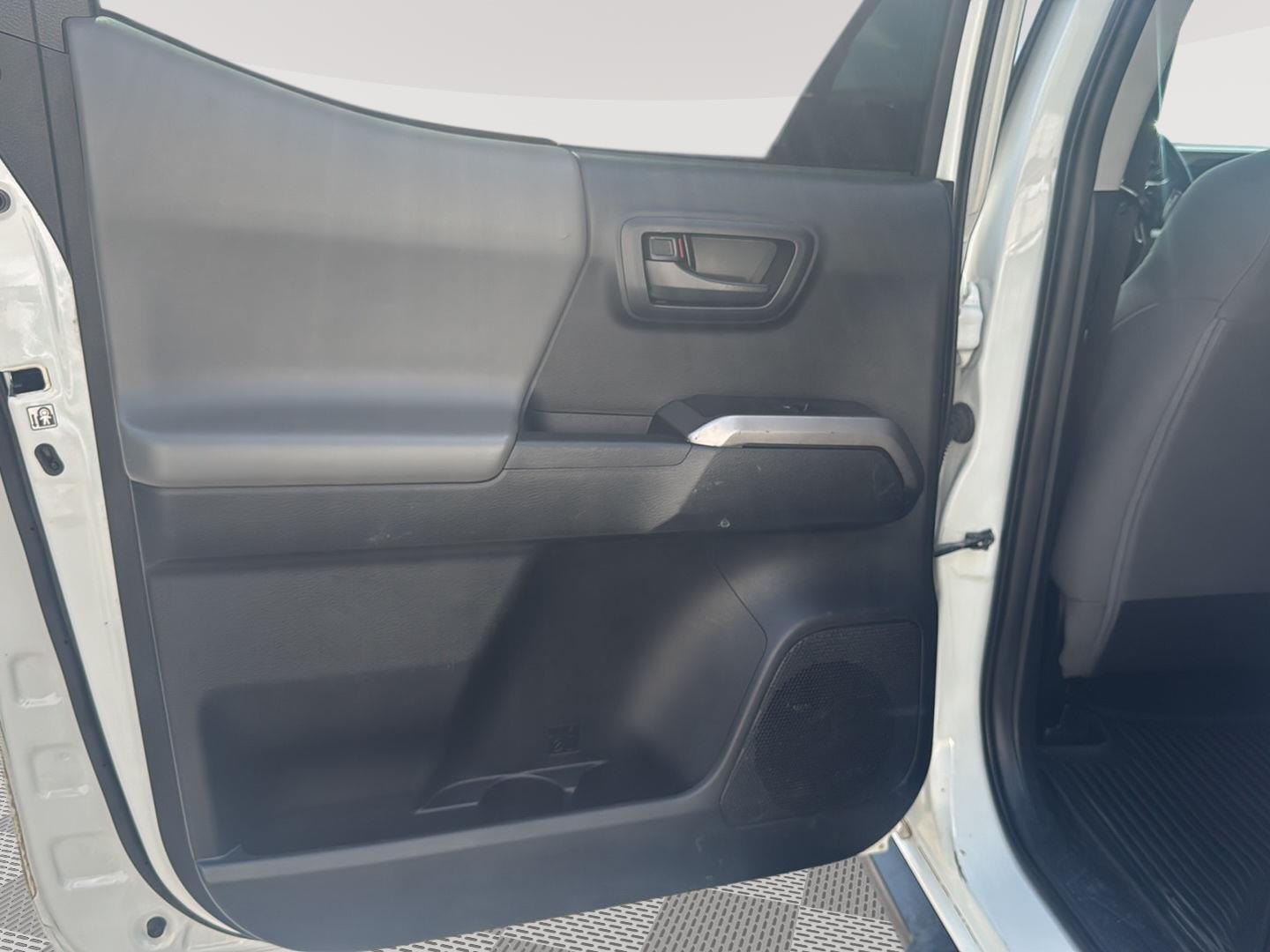 2016 Toyota Tacoma SR5 photo 17