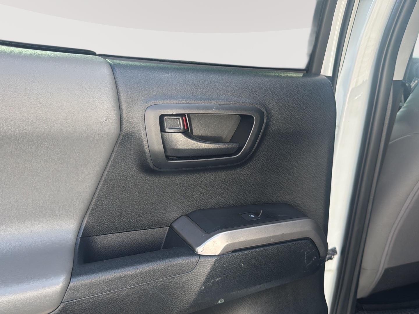2016 Toyota Tacoma SR5 photo 18