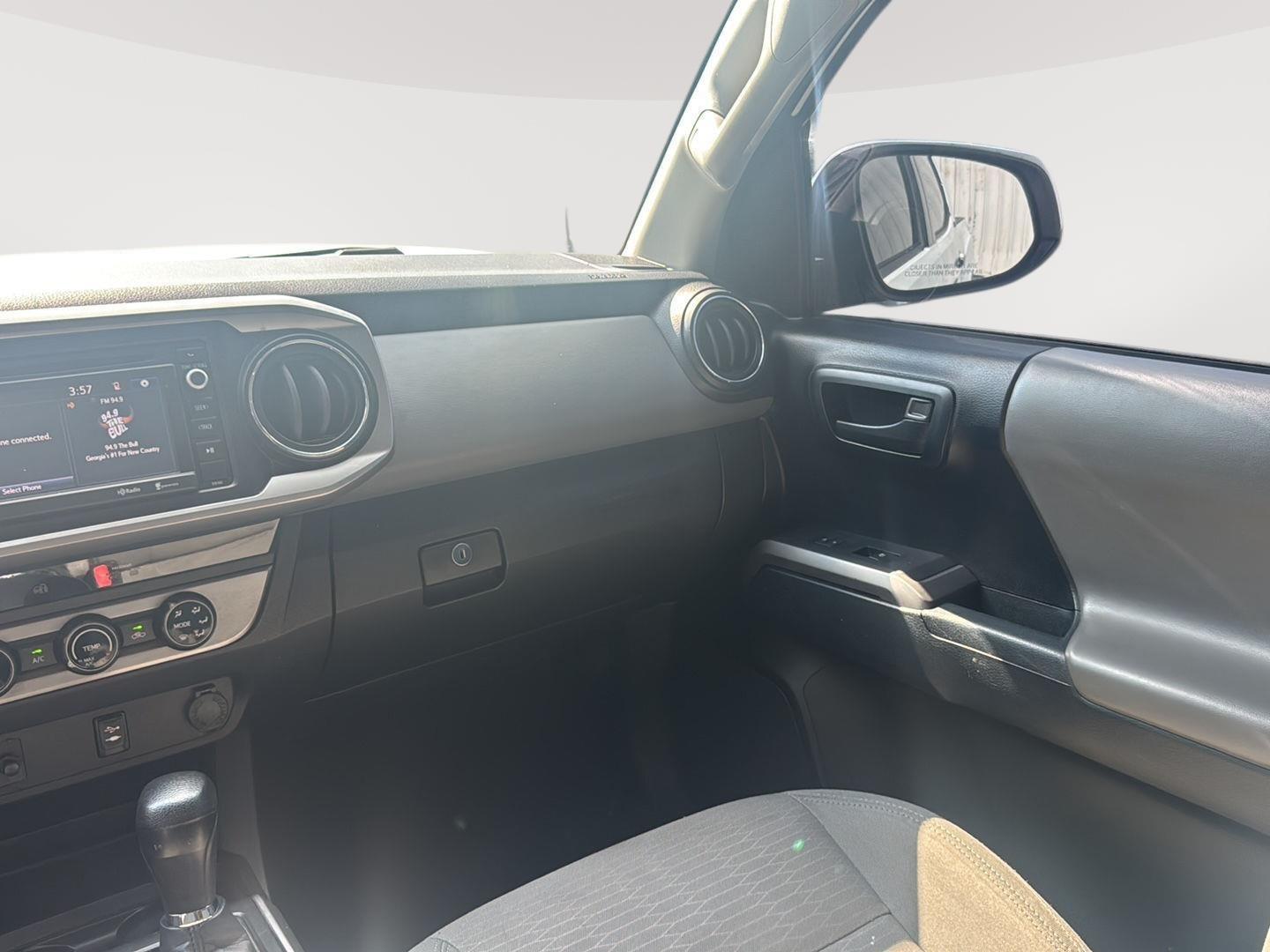 2016 Toyota Tacoma SR5 photo 25