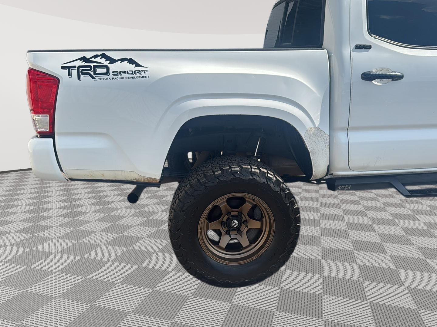 2016 Toyota Tacoma SR5 photo 26