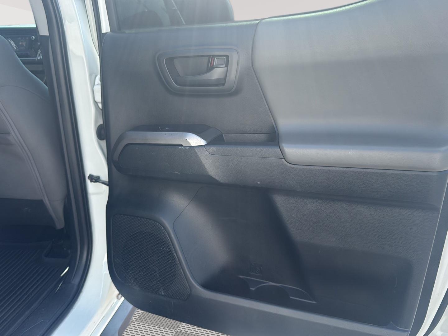 2016 Toyota Tacoma SR5 photo 27