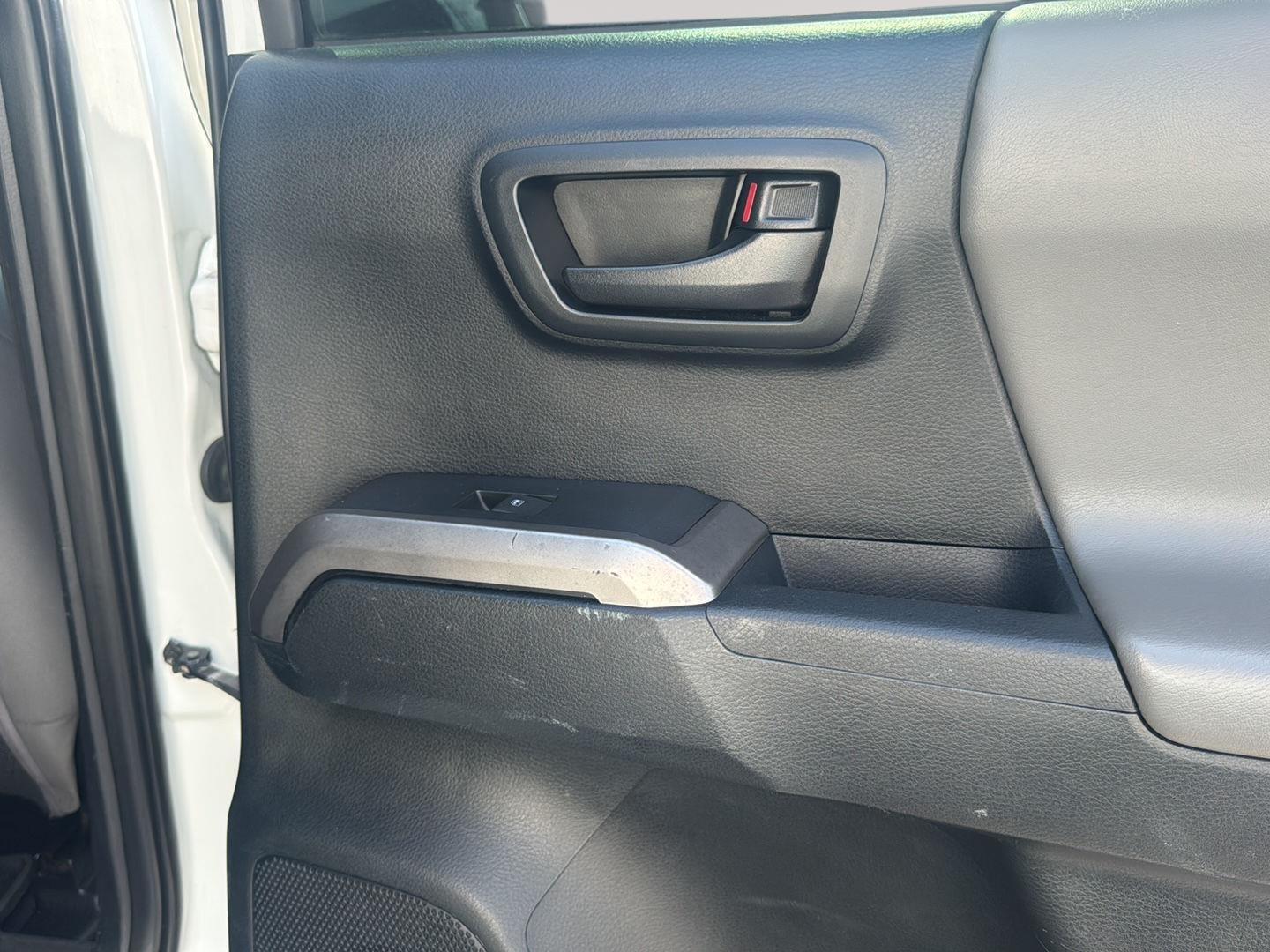 2016 Toyota Tacoma SR5 photo 28