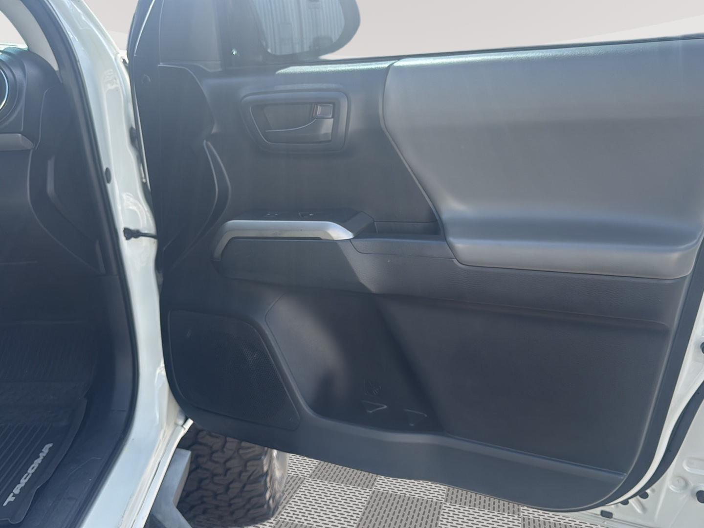 2016 Toyota Tacoma SR5 photo 33