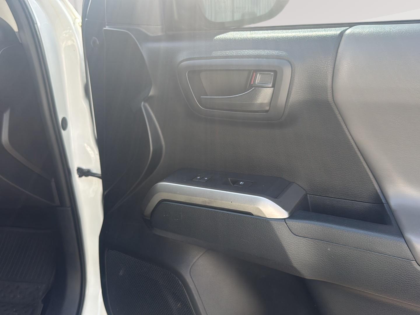 2016 Toyota Tacoma SR5 photo 34