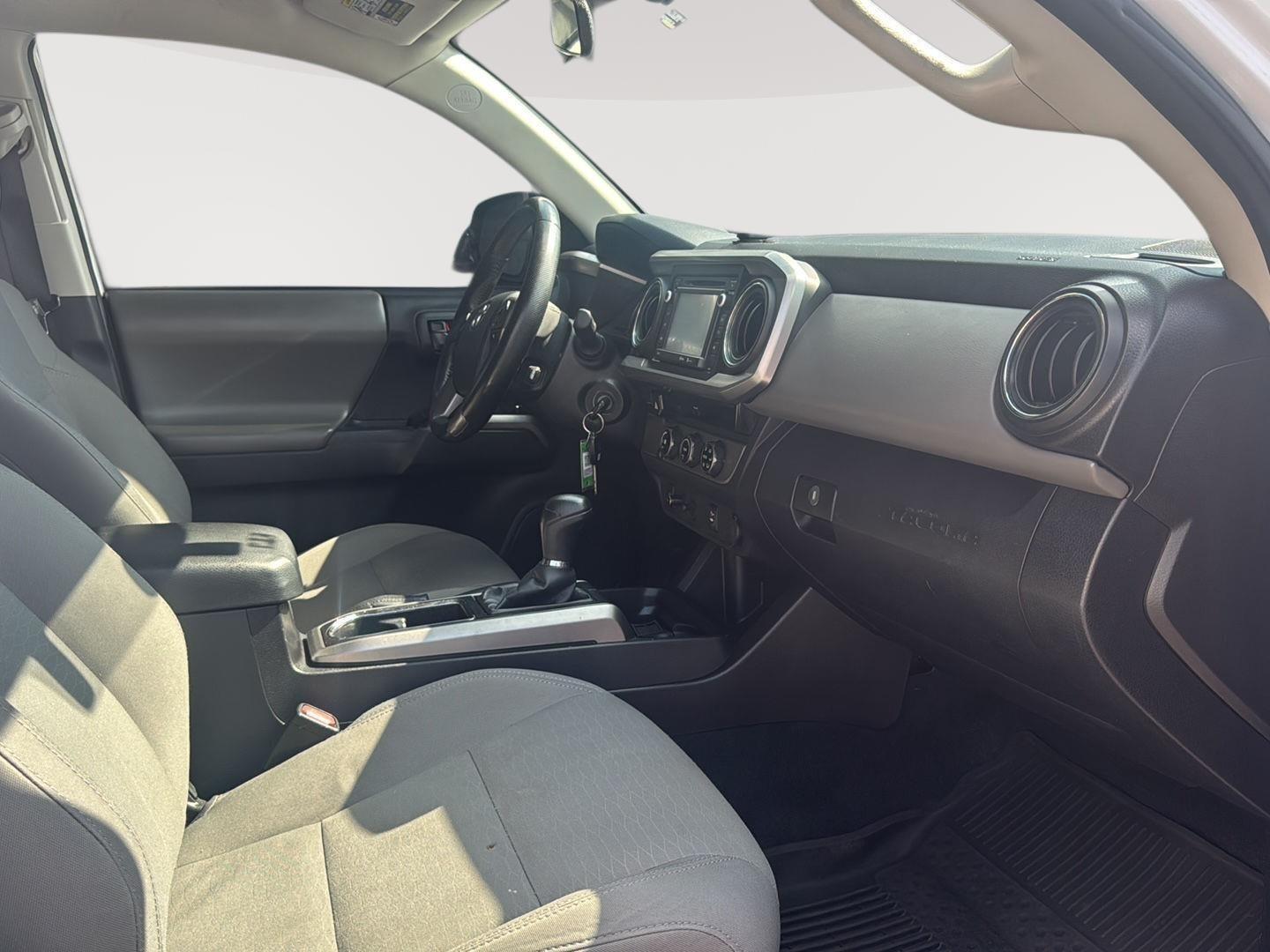 2016 Toyota Tacoma SR5 photo 36