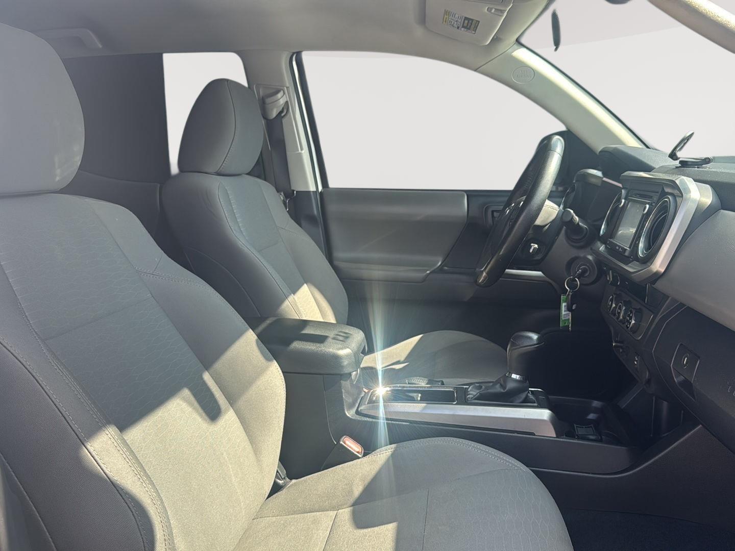 2016 Toyota Tacoma SR5 photo 38