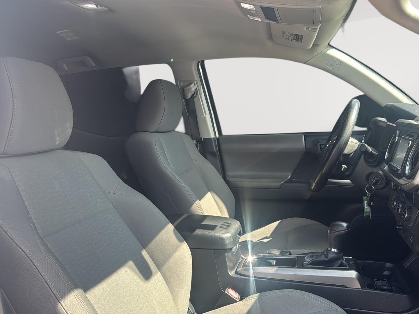 2016 Toyota Tacoma SR5 photo 39