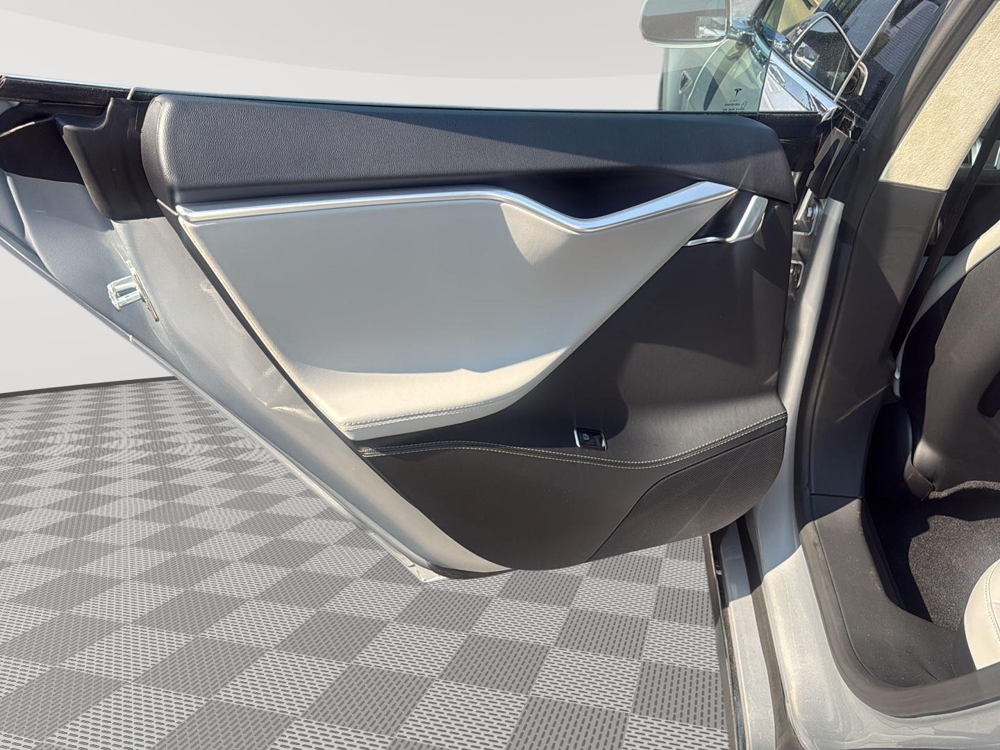 2014 Tesla Model S 85 photo 16