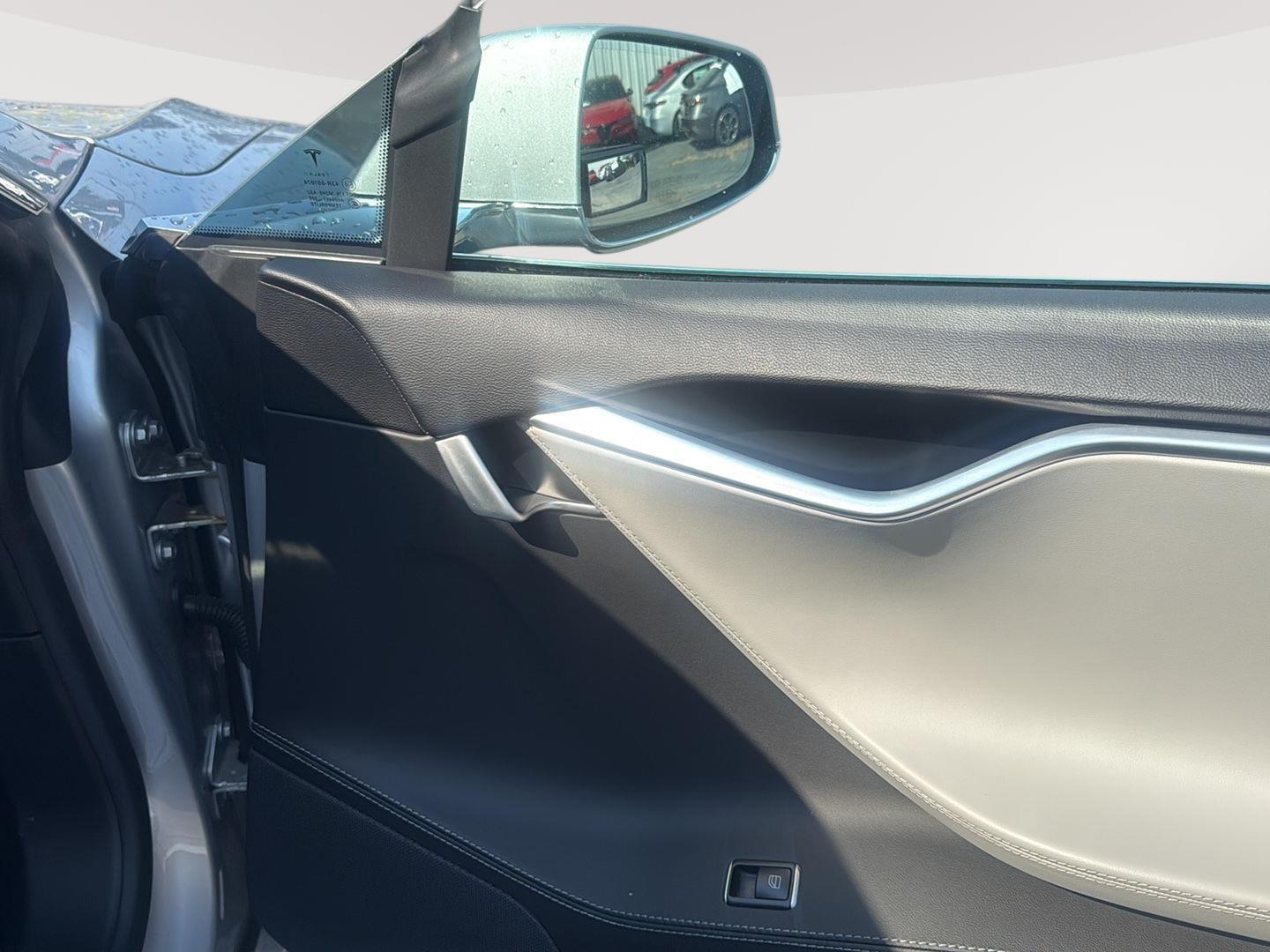 2014 Tesla Model S 85 photo 38
