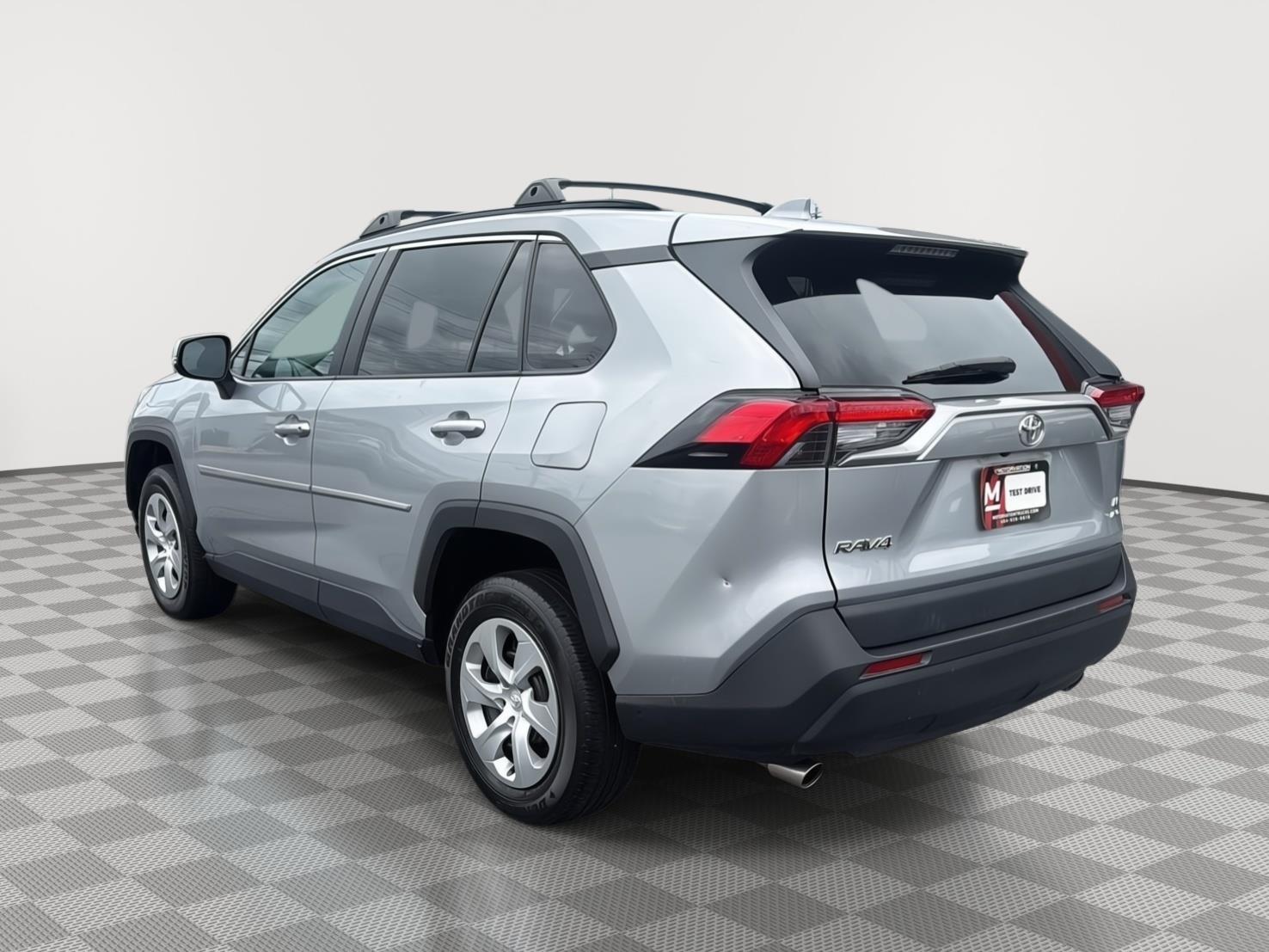 2019 Toyota RAV4 LE photo 2