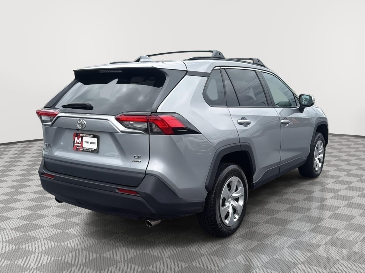 2019 Toyota RAV4 LE photo 4