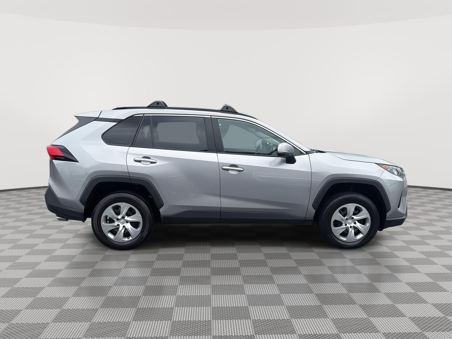 2019 Toyota RAV4 LE photo 5